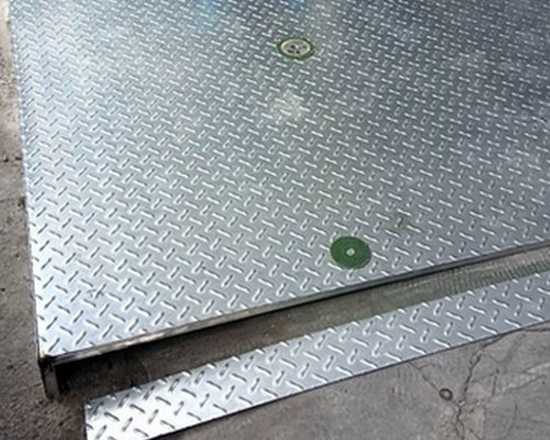 台南地面水平平台架設, 台南門口地面平台施作, 台南地板墊高平台, 台南花紋鋼板, 台南鐵工, 台南鐵件製作, 台南白鐵花板平台